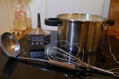 Le matériel, devant la cocotte et le lait qui redescend à 60° tranquillement.